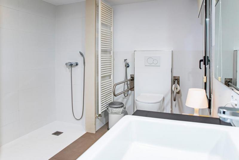 Am&eacute;nager une salle de bains PMR &agrave; Cournon-d'Auvergne demande une adaptation compl&egrave;te de la pi&egrave;ce